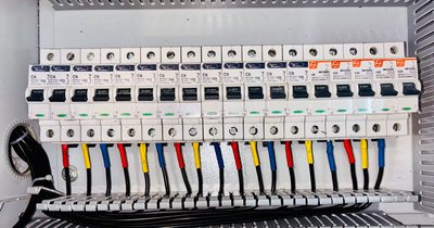 Rozdzielnica elektryczna uzbrojona: pełne wyposażenie