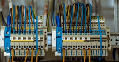 Jak zaprojektować instalację elektryczną w domu pasywnym – specyficzne wymagania i rozwiązania