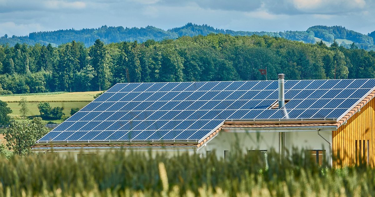 Analiza uzysku energii z instalacji PV w różnych regionach Polski – dane z 2025 roku i prognozy na 2026