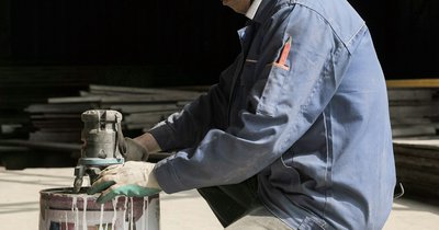 Jak poprawnie wykonać przejścia kablowe przez ściany i stropy – uszczelnienia przeciwpożarowe w praktyce