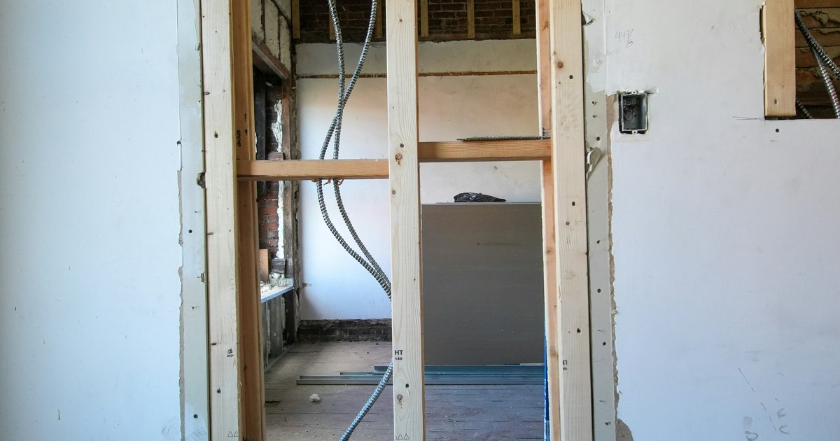 Kable ekranowane w instalacjach domowych – kiedy stosować i jak prawidłowo uziemić ekran?