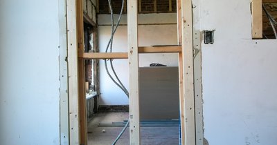 Kable ekranowane w instalacjach domowych – kiedy stosować i jak prawidłowo uziemić ekran?