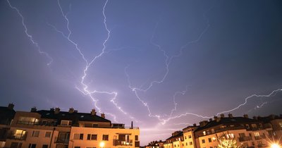 Przepięcia atmosferyczne a instalacja domowa – jak zaprojektować skuteczną ochronę odgromową i przepięciową