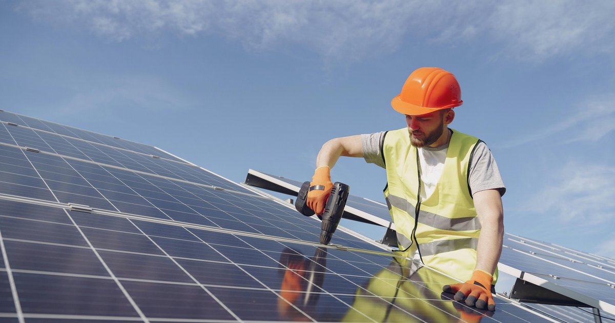 Zabezpieczenia przeciwpożarowe na stronie DC instalacji PV – wyłączniki, bezpieczniki i rozłączniki