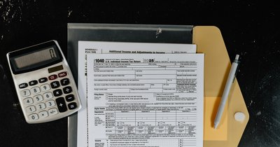 Rozliczanie prosumenta biznesowego w 2026 – podatek VAT, CIT i amortyzacja instalacji fotowoltaicznej