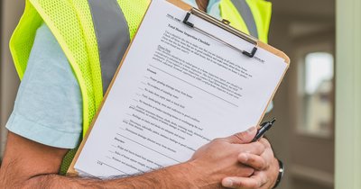 Obowiązki inwestora i wykonawcy przy odbiorze instalacji elektrycznej w nowym budynku – lista kontrolna