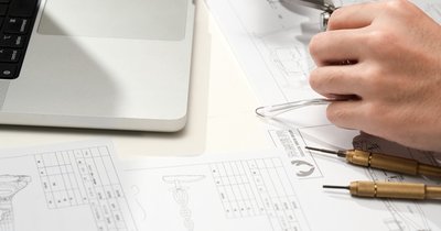 Jak uzyskać uprawnienia projektowe w specjalności instalacji elektrycznych – wymagania i ścieżka kwalifikacji