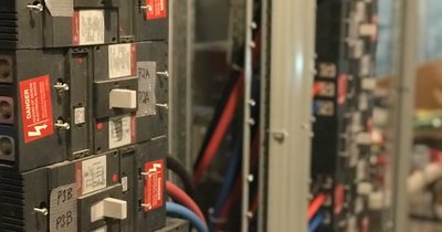 Instalacja elektryczna w pomieszczeniu serwerowni domowej – klimatyzacja, UPS i dedykowane obwody