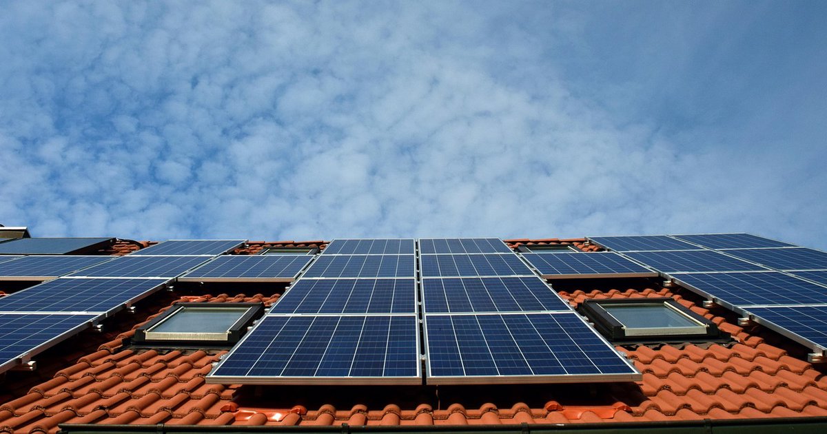Instalacja PV na dachu ceramicznym – systemy haków i szyn montażowych bez naruszania szczelności pokrycia