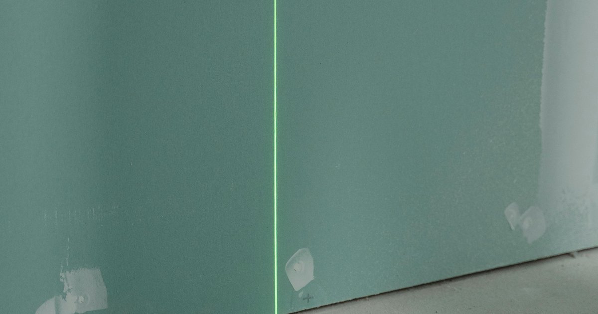 Poziomice laserowe i dalmierze dla elektryka – jak precyzyjnie wyznaczać trasy kablowe i pozycje osprzętu