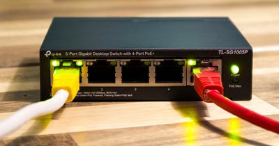 Ochronniki przepięć do sieci LAN i sygnałowych – jak zabezpieczyć czujniki smart home i kamery IP