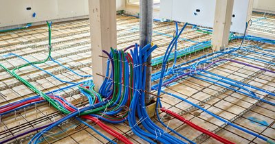 Jak obliczyć koszt wymiany instalacji elektrycznej w domu jednorodzinnym – ceny materiałów i robocizny w 2026