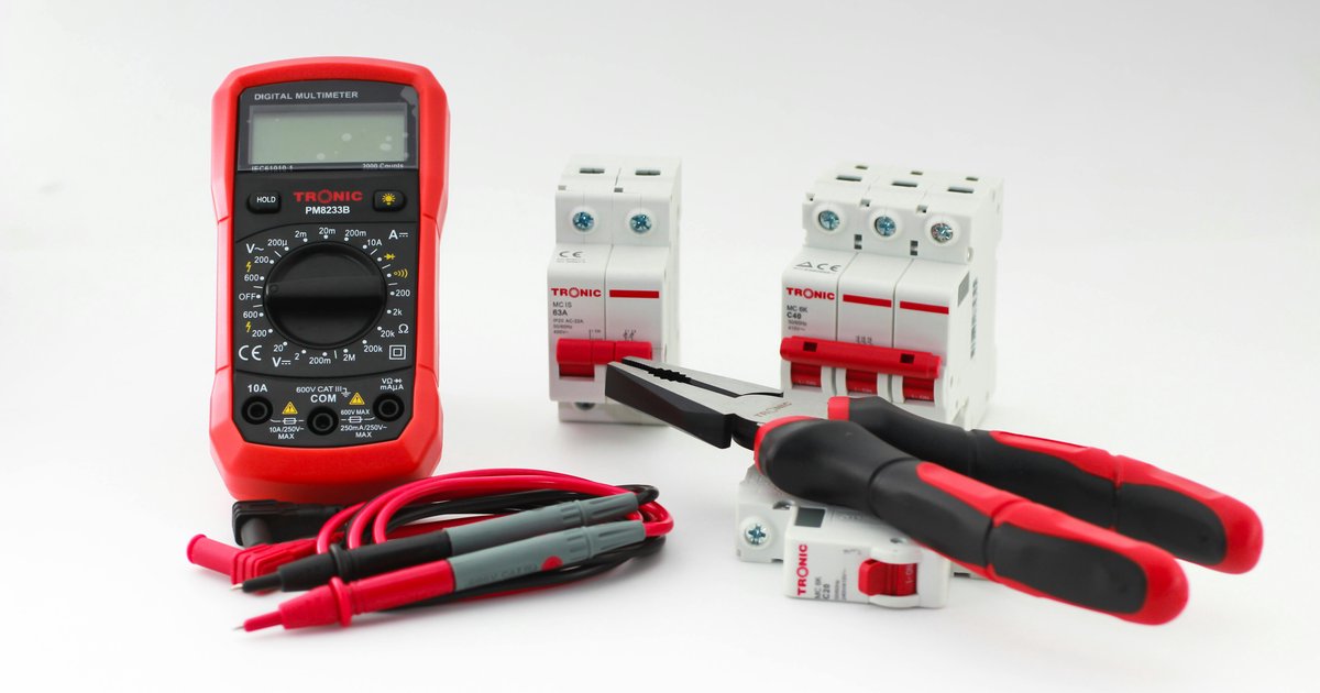 Najlepsze zestawy narzędzi izolowanych dla elektryka